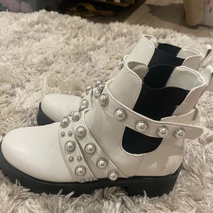 White fashion pearl boots